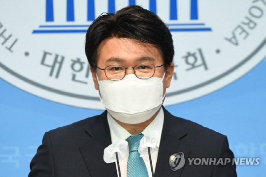 더불어민주당 황운하 의원이 7일 오전 서울 여의도 국회 소통관에서 기자회견을 열고 오세훈 서울시장이 울산경찰청에 대한 명백한 명예훼손 발언을 했다며 허위사실 공표로 고소하겠다고 밝히고 있다. 연합뉴스